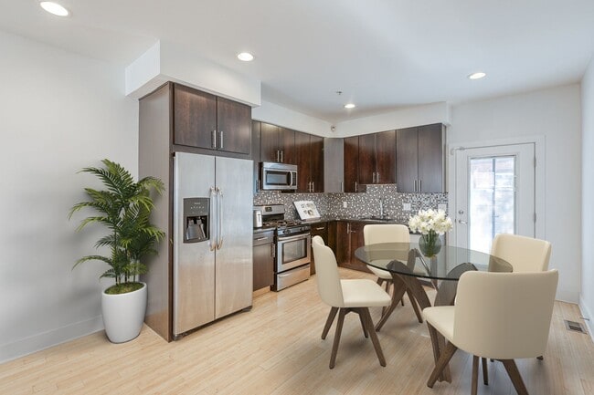 Building Photo - Queen Village Townhome
