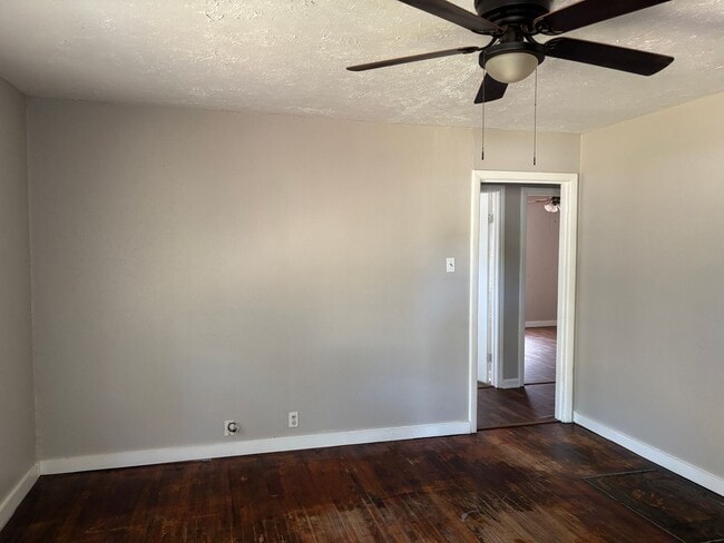 Photo - 3/1.5 in Quiet Neighborhood Near Fairview ...