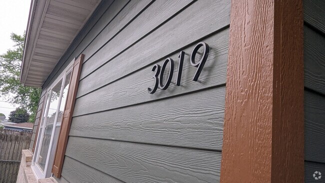 Building Photo - Everything updated in this 2-bedroom home!