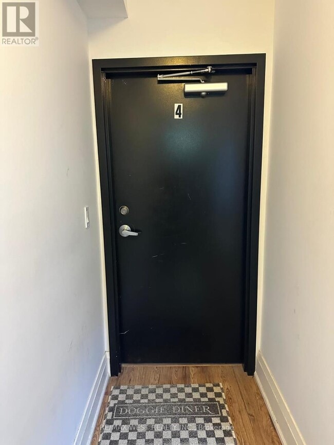 Photo - 398 College St