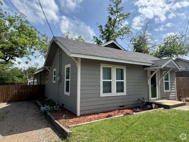 Building Photo - Delightfully, adorable home with huge priv...