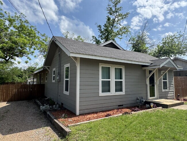 Delightfully, adorable home with huge priv... - Delightfully, adorable home with huge priv...