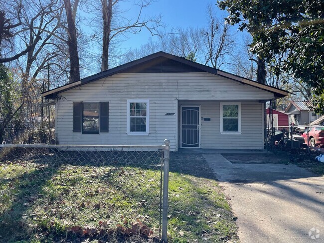 Building Photo - Remodeled 2 Bedroom Home