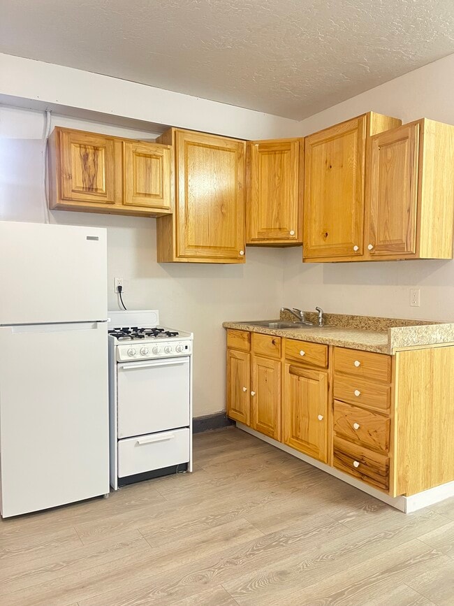 Building Photo - 700 W Ruby Ave Unit C