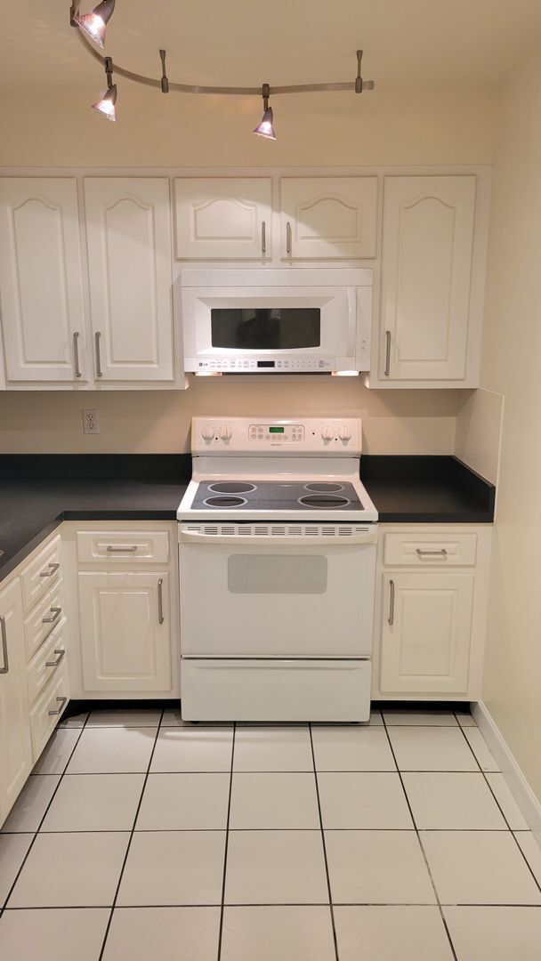 Photo - Charming 1BR Condo in Prime Westshore Location – Move-In Ready!