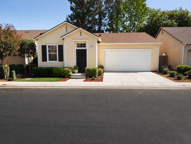 Building Photo - Modern Comfort in a Gated Community