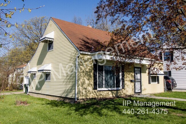 Photo - 670 E 266th St