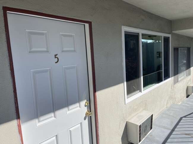 Quiet apartment with new double pane windows. - 1941 Wilcox Ave Apartamentos Unidad 5