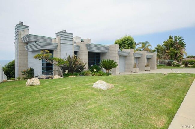 Building Photo - Custome Built Home With Ocean Views