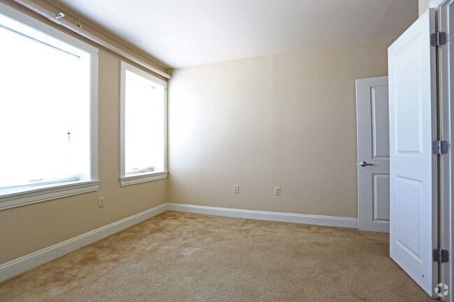 2BR, 1BA - 977 SF