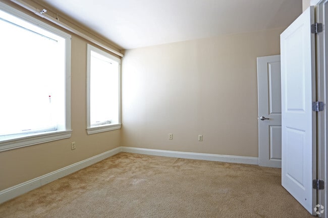 2HAB, 1BA - 977 FT² - Winston Churchill Apartments