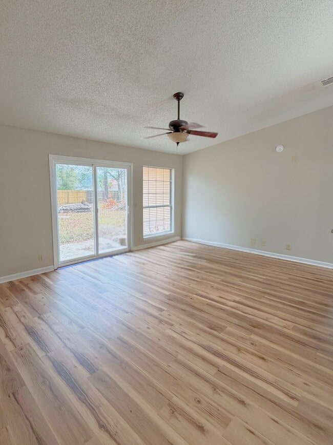 Photo - 4/2 with LARGE fenced in yard and recently renovated!