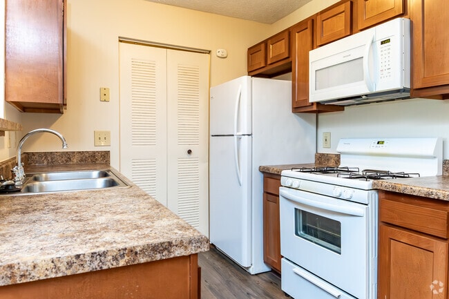 2BR, 2BA - 918SF - Kitchen