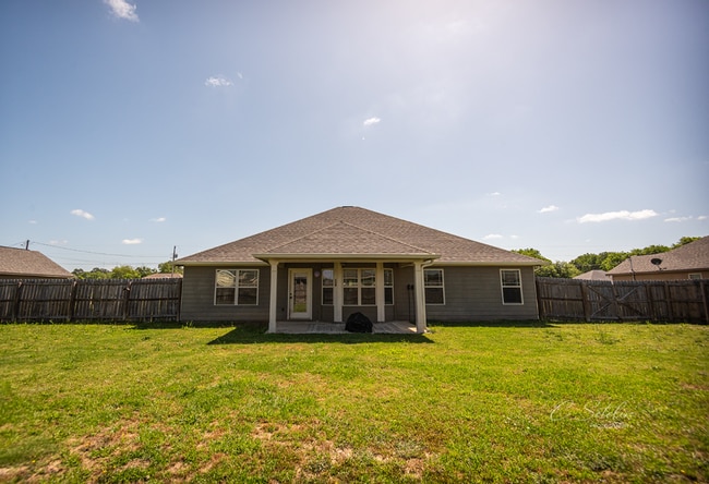 Building Photo - Gorgeous home available from June 10th!