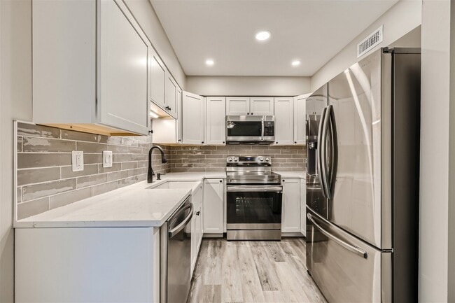 Photo - 520 Cressy Rd