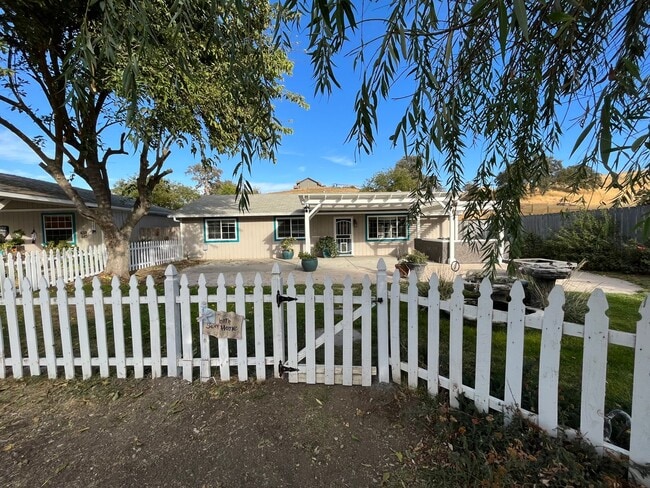 Photo - Country Property - ALL UTILITIES INCLUDED