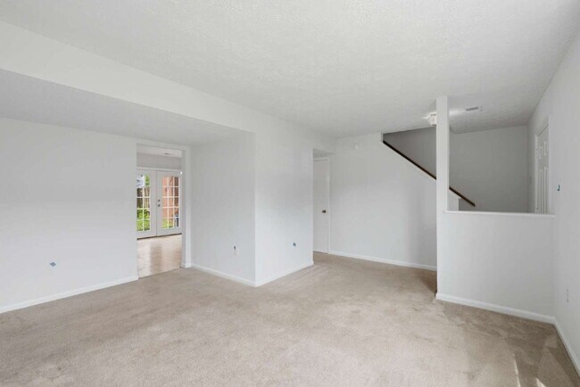 Beautifully Refreshed 3BR Townhome with Private Fenced Backyard in Brandy Station