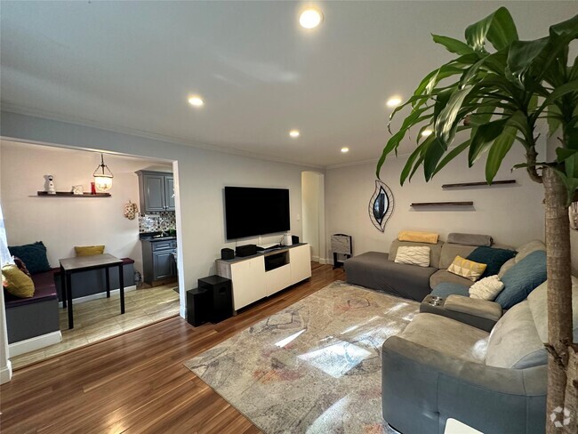 Building Photo - 19-37 79th St Unit 1 Rental