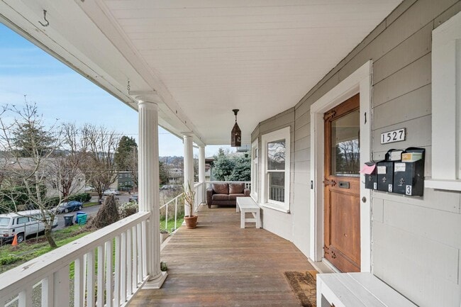 Photo - Charming 1-bdrm/1-bath in 1900s Victorian triplex—Prime location, shared laundry & yard Unidad 1