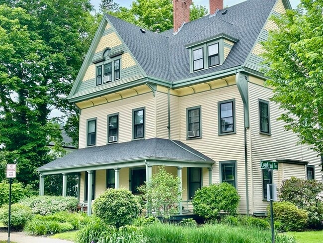 Building Photo - 49 Grove St Unit 4