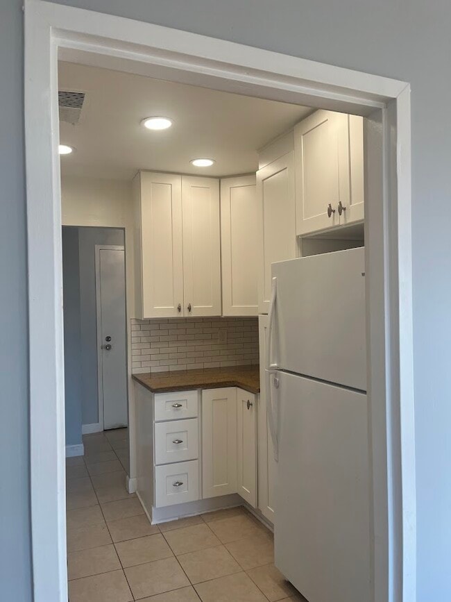 Modern Kitchen - 3101 S Manchester St Unit 918