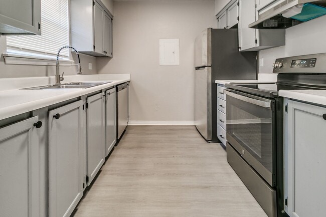 Building Photo - Newly Renovated 2bed 2 bath !Townhome