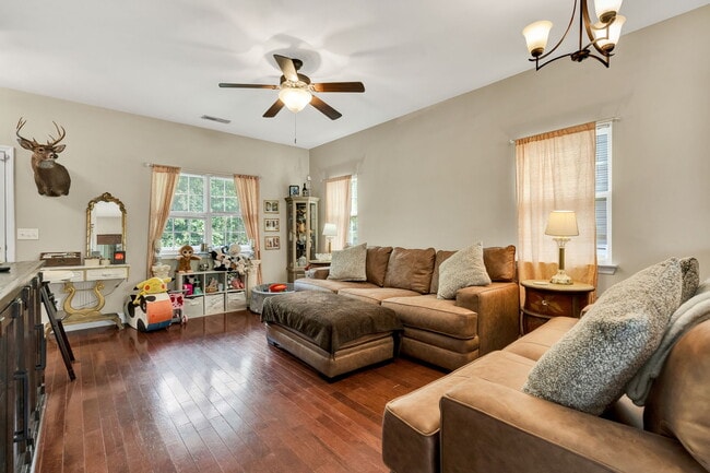 Photo - 122 Neely Cir NE