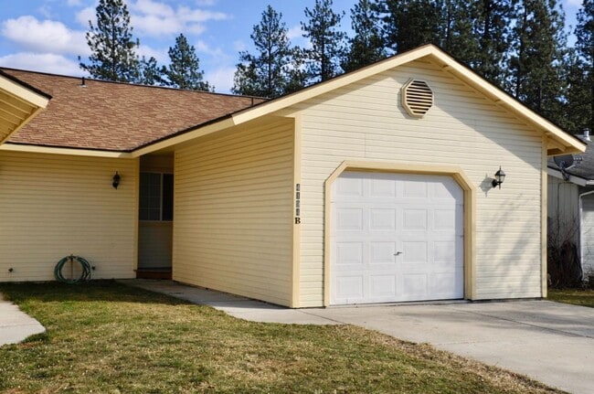 Photo - 2 bed 1 bath duplex Post Falls