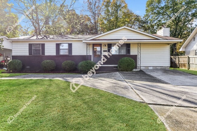 Building Photo - Beautifully Renovated 3 Bedroom 1.5 Bath -... Rental