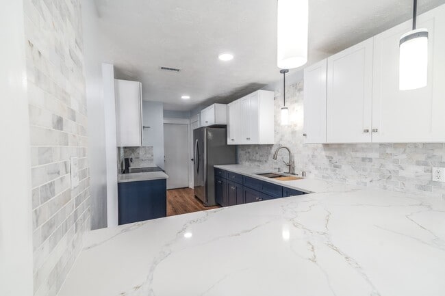 Photo - 3939 Knollcrest Dr