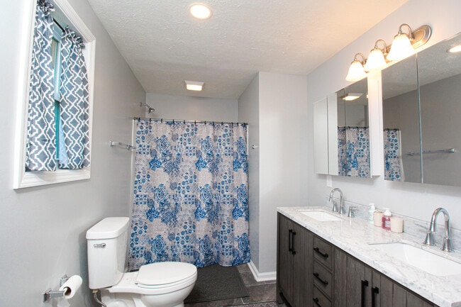 master bathroom - 703 Celeste Ave Unit House