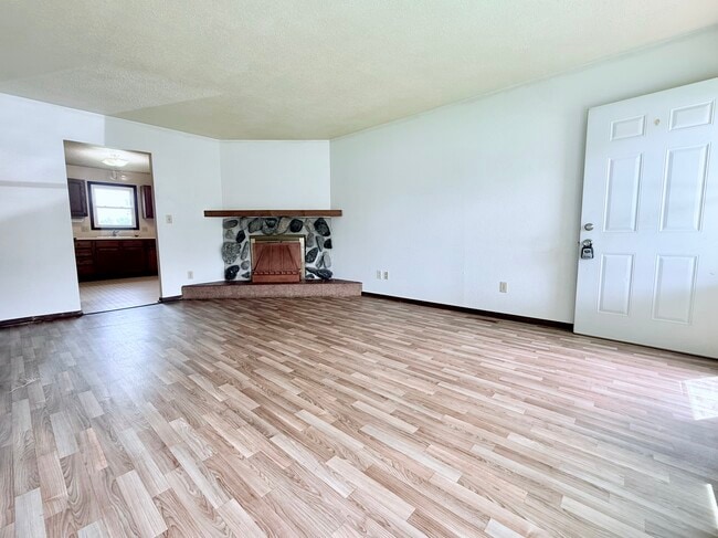 Living Room - 206 E Elm St Unit 206