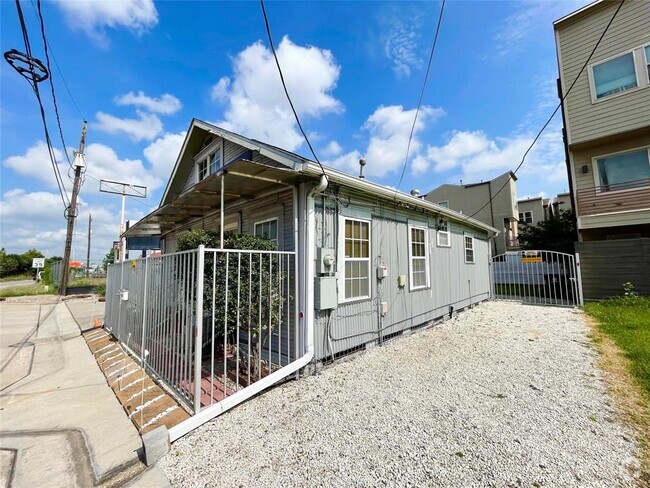 Building Photo - 4516 Katy Fwy Rental