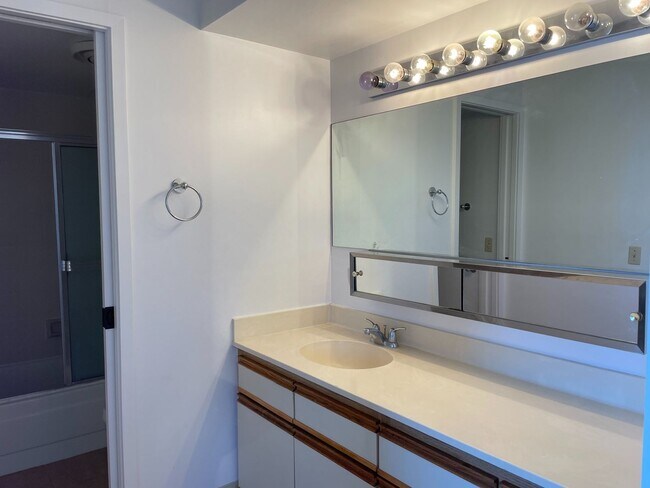 Photo - 1 Bedroom 1 Bathroom 1 Parking in Kaka'ako