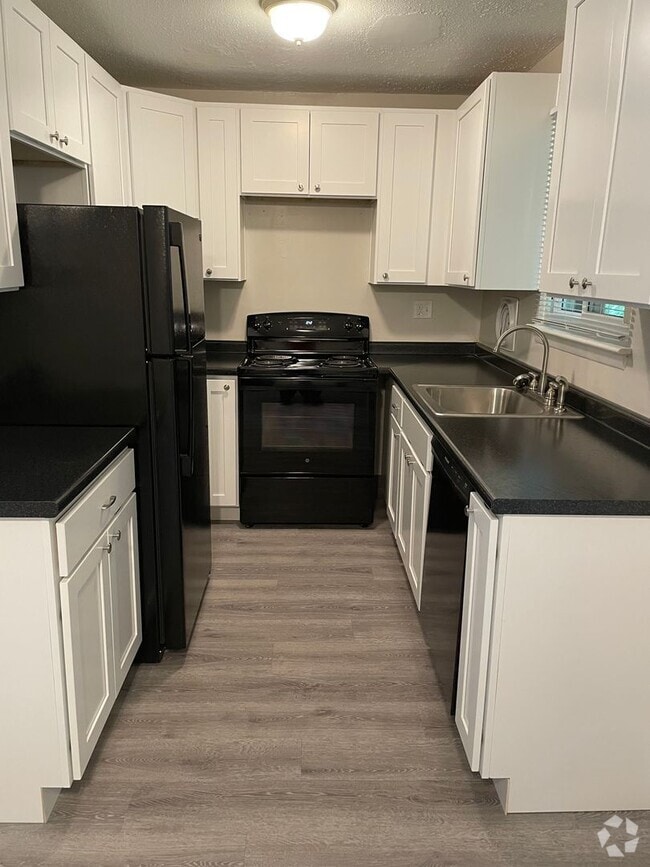 Building Photo - Spacious 3 Bedroom Townhouse Unit H-10