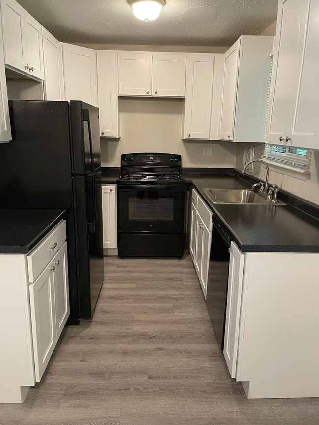 Building Photo - Spacious 3 Bedroom Townhouse Unit H-10