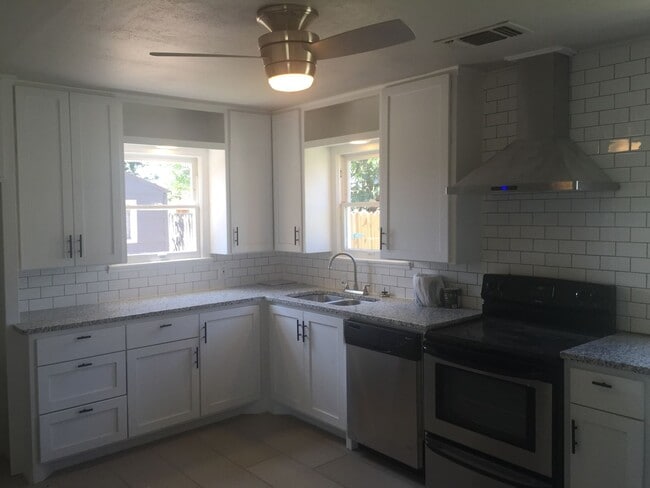 Building Photo - 2805 33rd St Unit Front