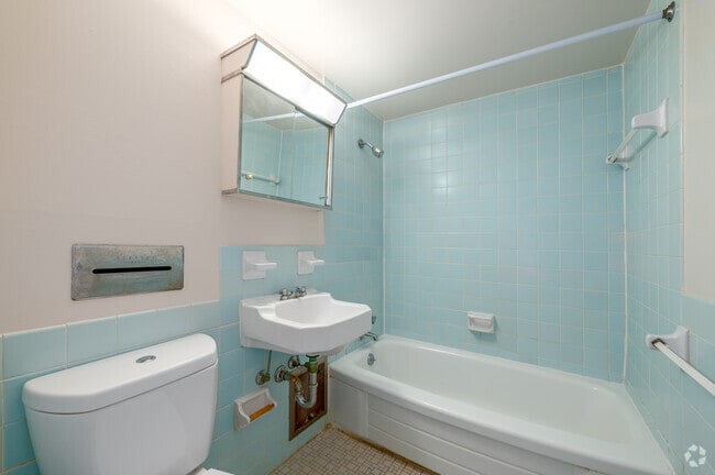 1BD, 1 BA - 500SF - Bathroom