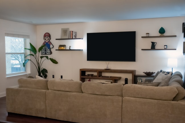 Building Photo - 1550 N Warren Ave Unit 103