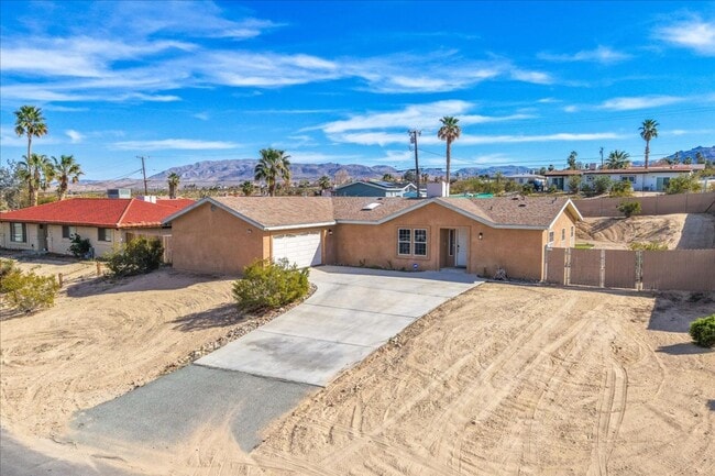 Building Photo - 29 Palms home in great neighborhood!