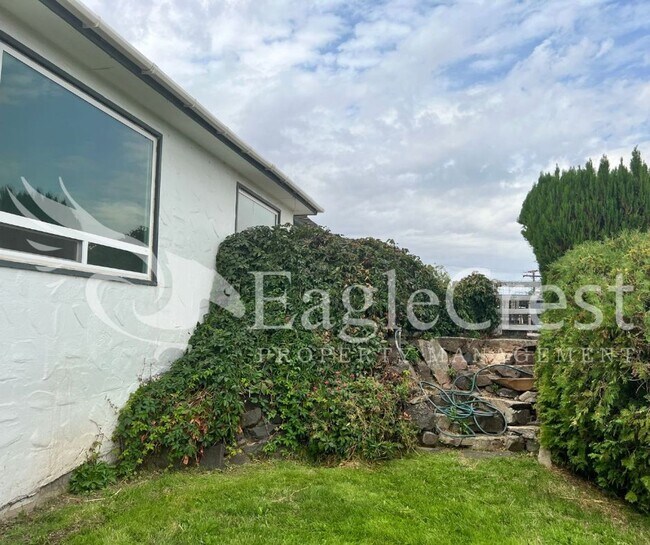 Three Bedroom, Two Bathroom Home with Grea... House Rental in Milton