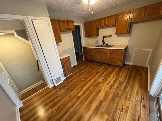 Building Photo - Renovated 3BR Home in Euclid (Move-In Ready)
