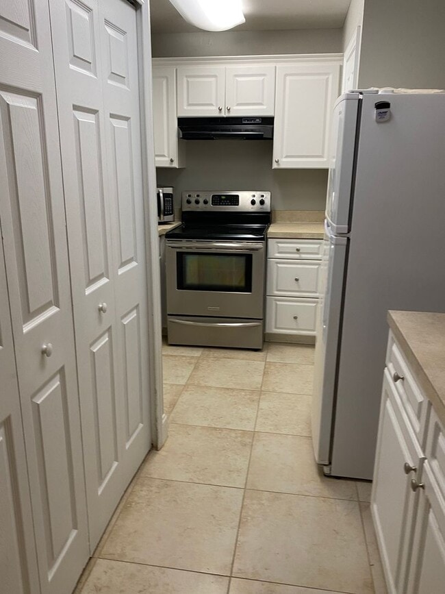 Photo - Great 2/2 condo in Pershing point Lake view with updated Flooring