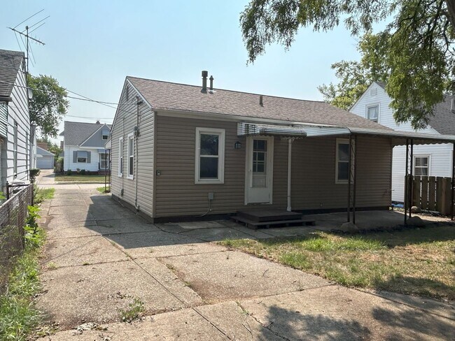 Photo - Bellaire - Puritas Area - 2 Bedrooms - 1 B...