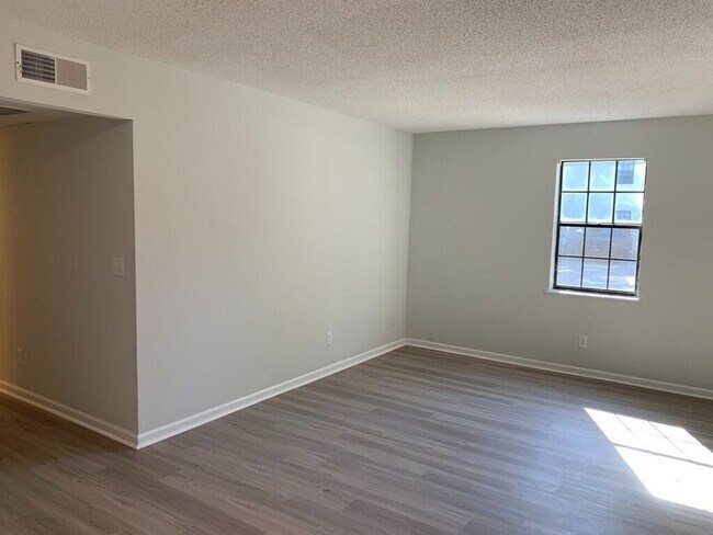 Photo - Fully Renovated 2 Bed 1 Bath Apartment By Downtown Summerville! Unidad 10