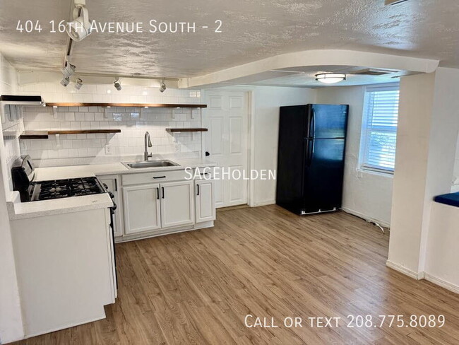 Building Photo - 404 16th Ave S Unit 2