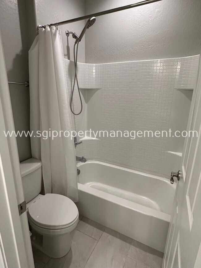 Photo - 4 BEDROOM MULTI-GEN SURPRISE HOME!