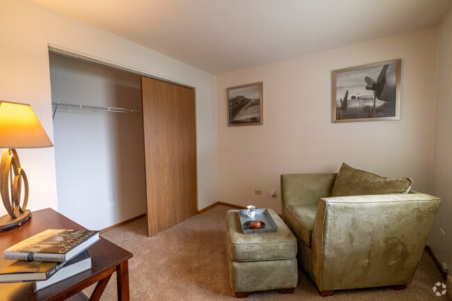 2BR, 1BA - 653SF