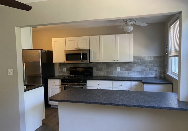 Building Photo - 825 E 16th St Rental