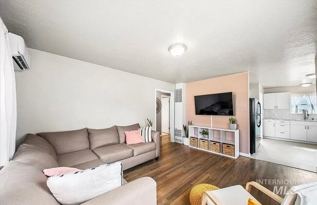 Photo - 2bd, 1b Cozy Home awaits in Boise Bench!